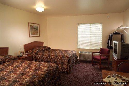 Woodspring Suites Champaign Near University Room photo