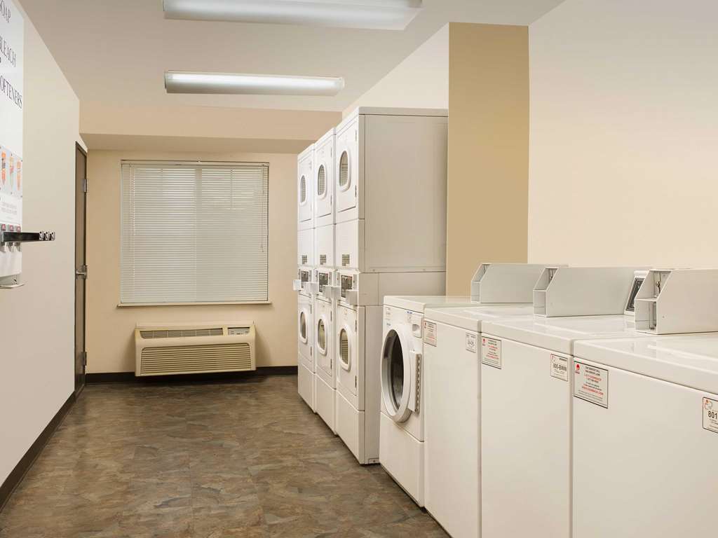 Woodspring Suites Champaign Near University Facilities photo